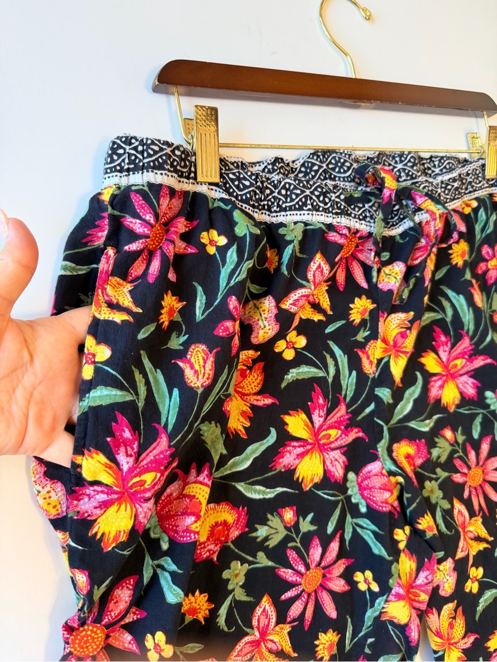 Sundance Leia cotton cropped pants, floral print, pull up draw string size L - Picture 14 of 14
